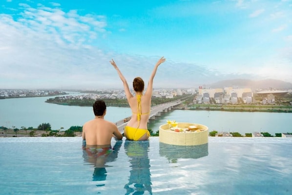 Outdoor pool - RHM Luxury Hotel and Suite (Da Nang)