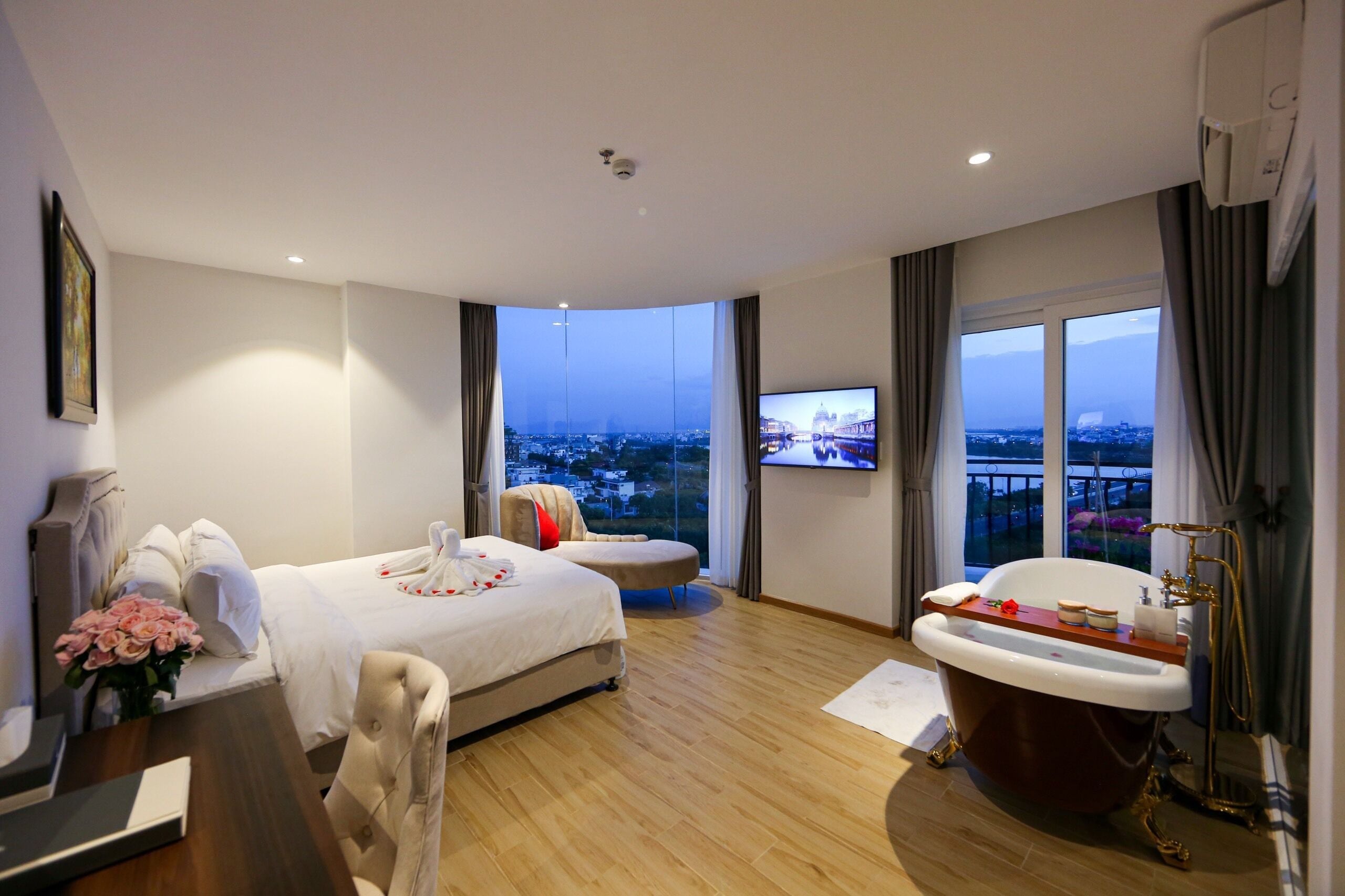 全景客房 | 客房内保险箱、特色装修、办公桌、遮光窗帘