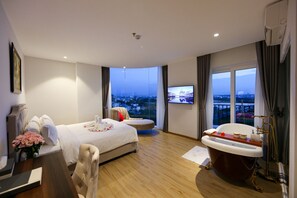 خزنة داخل الغرفة وبديكورات فريدة لكل غرفة ومكتب وستائر تعتيم