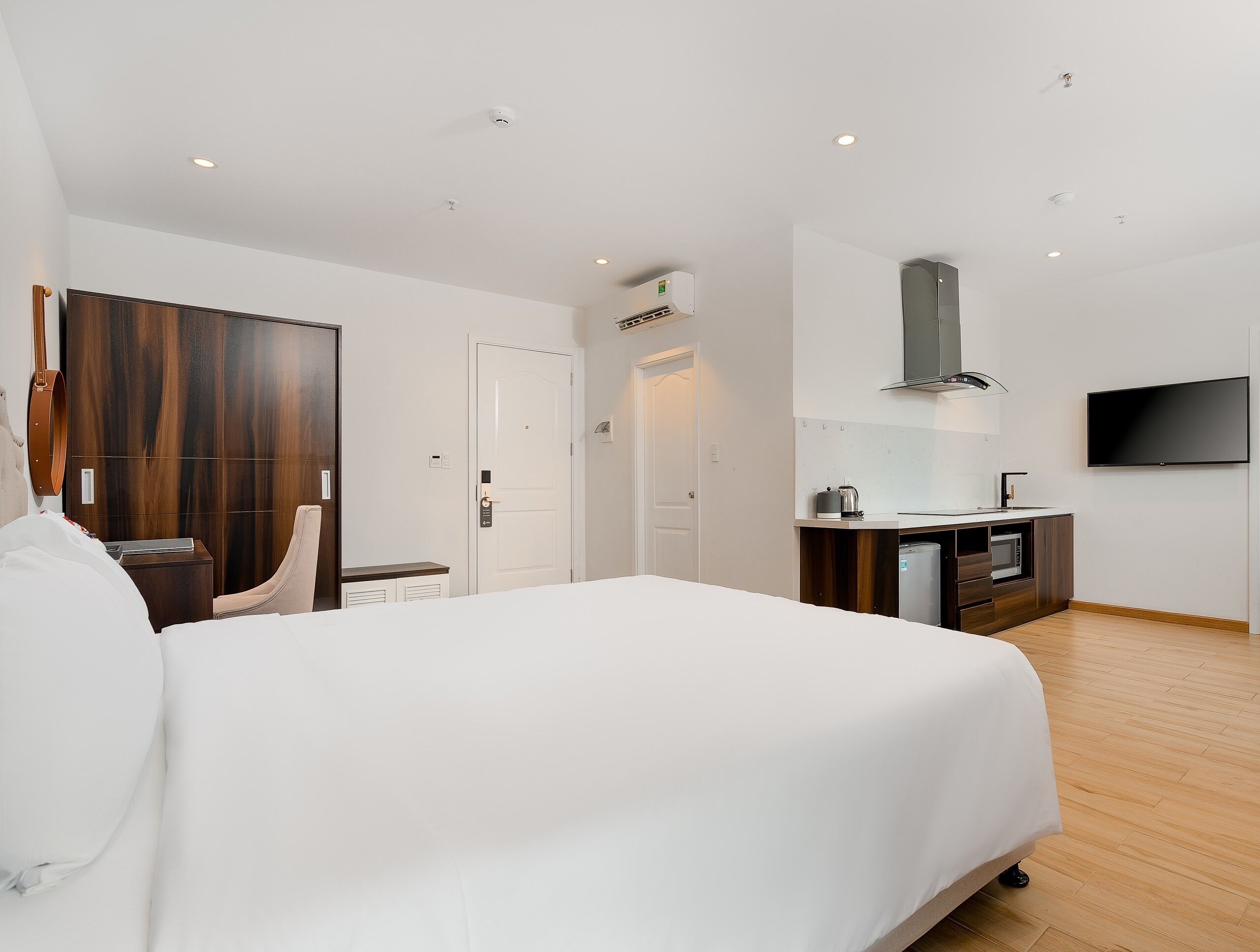 خزنة داخل الغرفة وبديكورات فريدة لكل غرفة ومكتب وستائر تعتيم