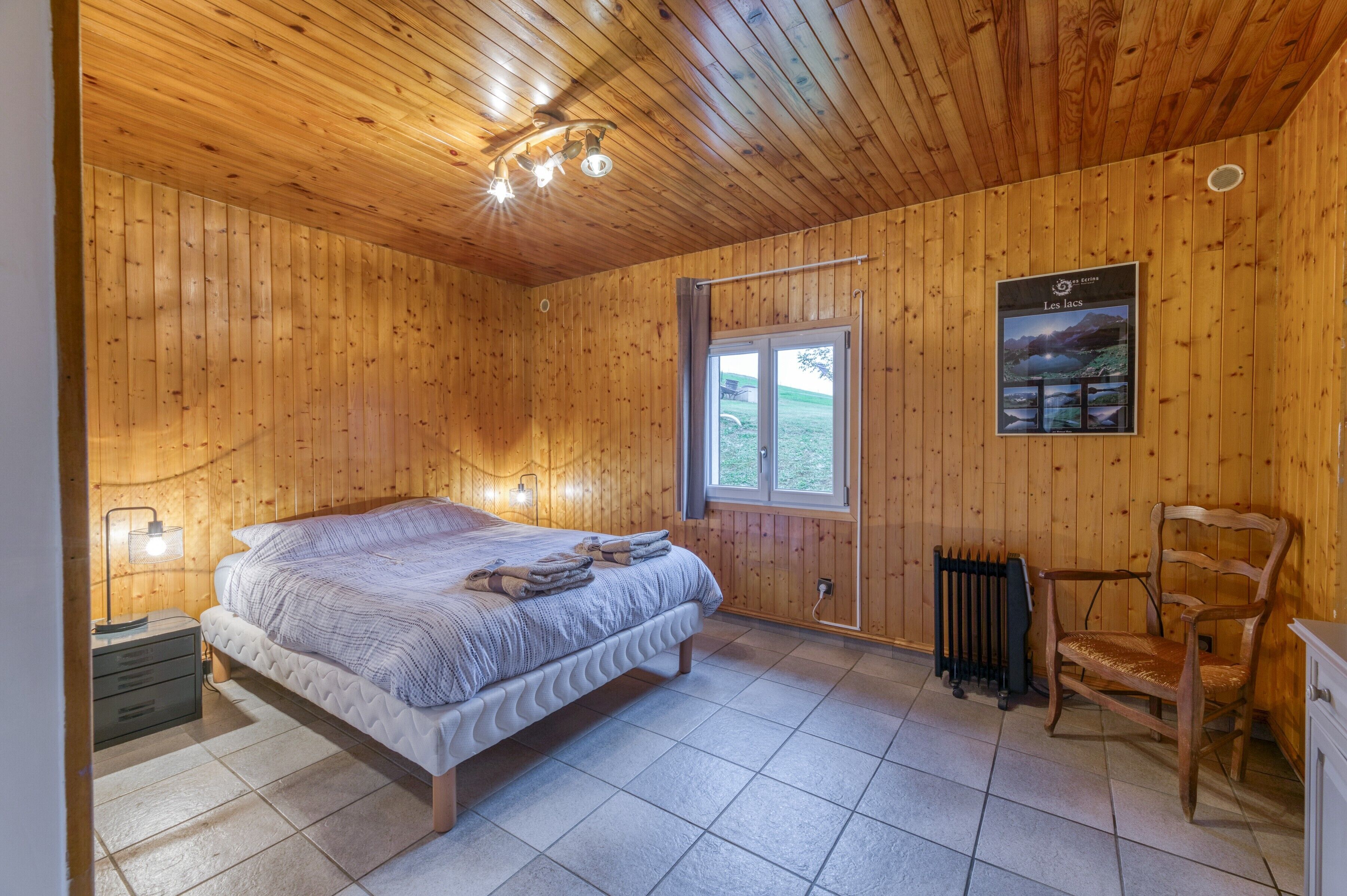 1 slaapkamer, een bureau, een strijkplank/strijkijzer, wifi
