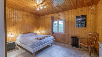 1 slaapkamer, een bureau, een strijkplank/strijkijzer, wifi