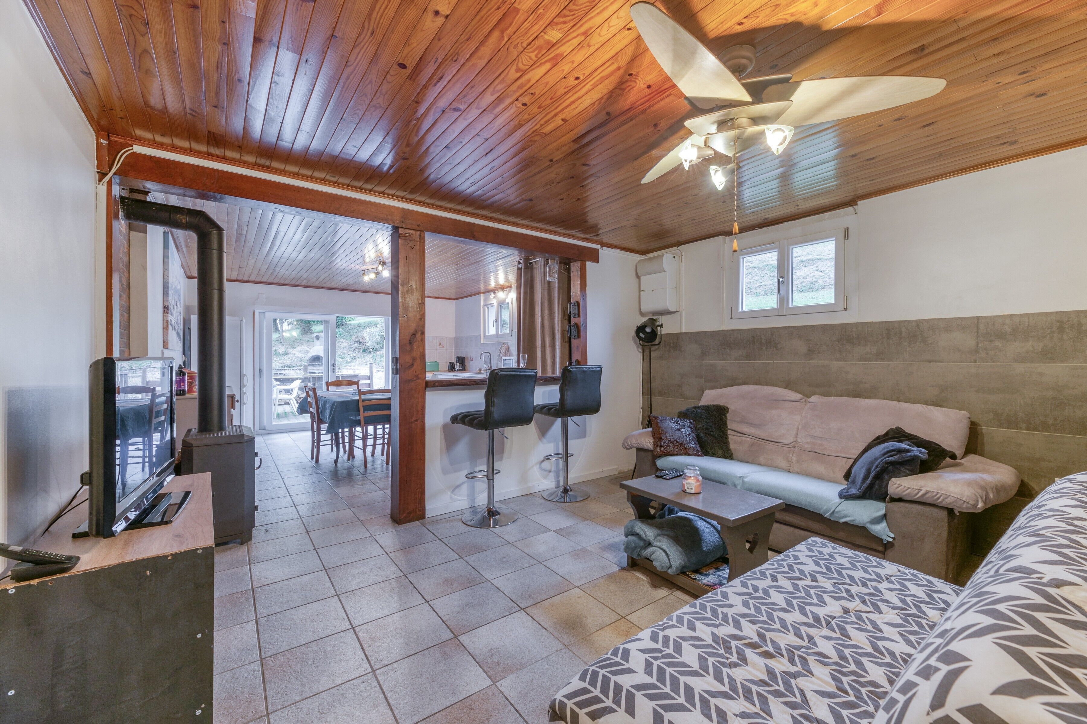 Televisión y chimenea 