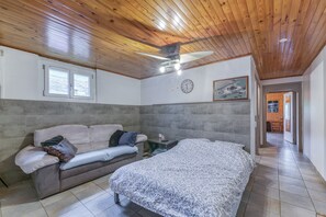 1 bedroom, desk, iron/ironing board, WiFi