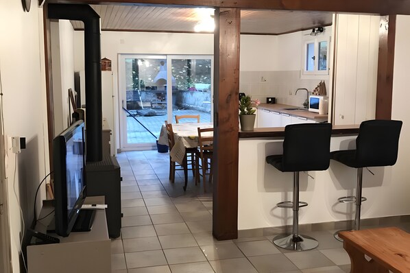 Kylskåp, mikrovågsugn, ugn och spishäll