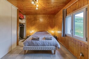 1 slaapkamer, een bureau, een strijkplank/strijkijzer, wifi