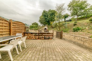 Outdoor dining - Apartment 'in Chalet' with Mountain View, Private Terrace and Wi-Fi (Muriannette)