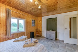 1 dormitorio, escritorio, tabla de planchar con plancha y wifi