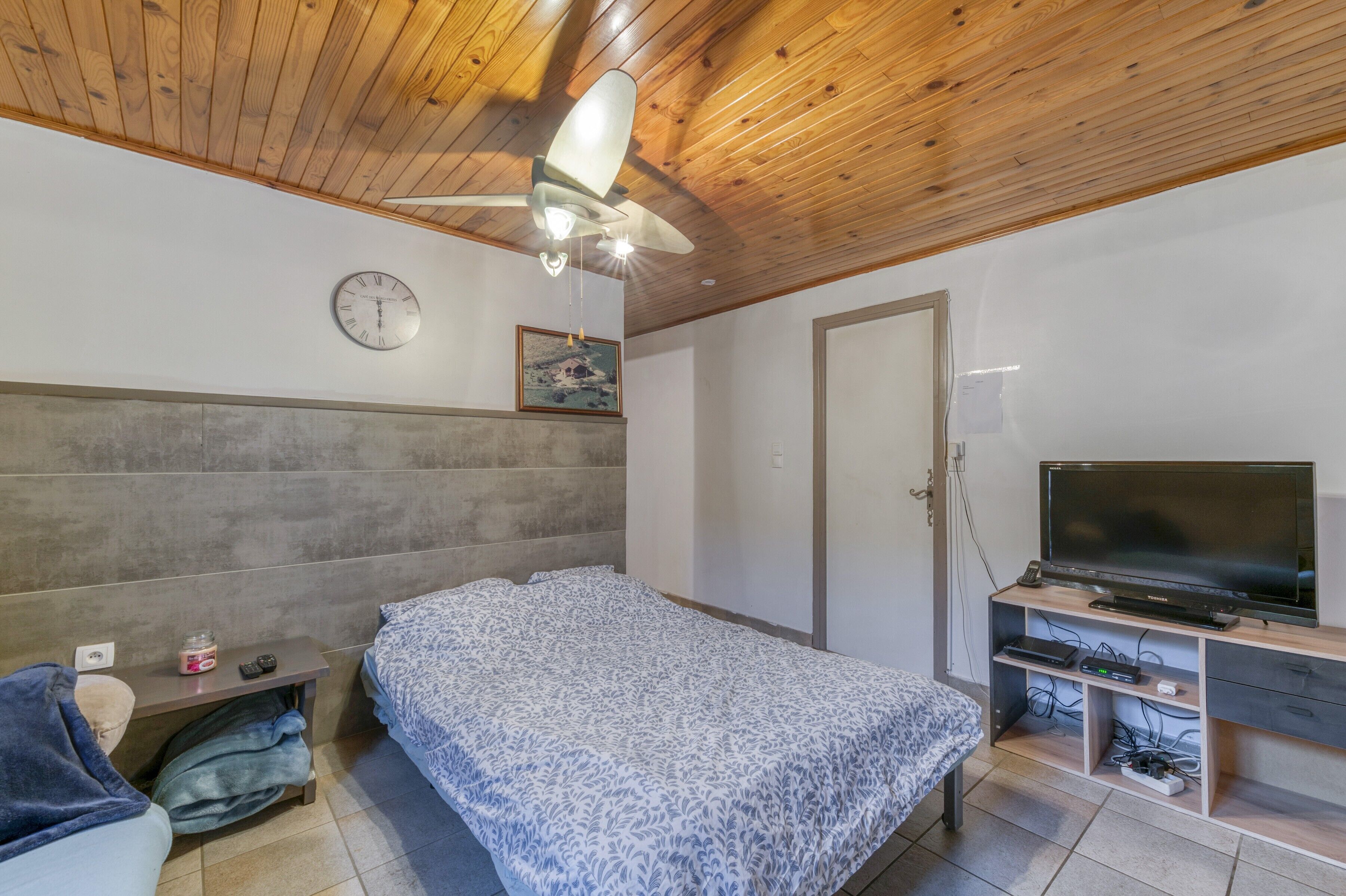 1 slaapkamer, een bureau, een strijkplank/strijkijzer, wifi