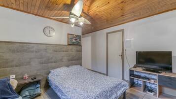 1 slaapkamer, een bureau, een strijkplank/strijkijzer, wifi