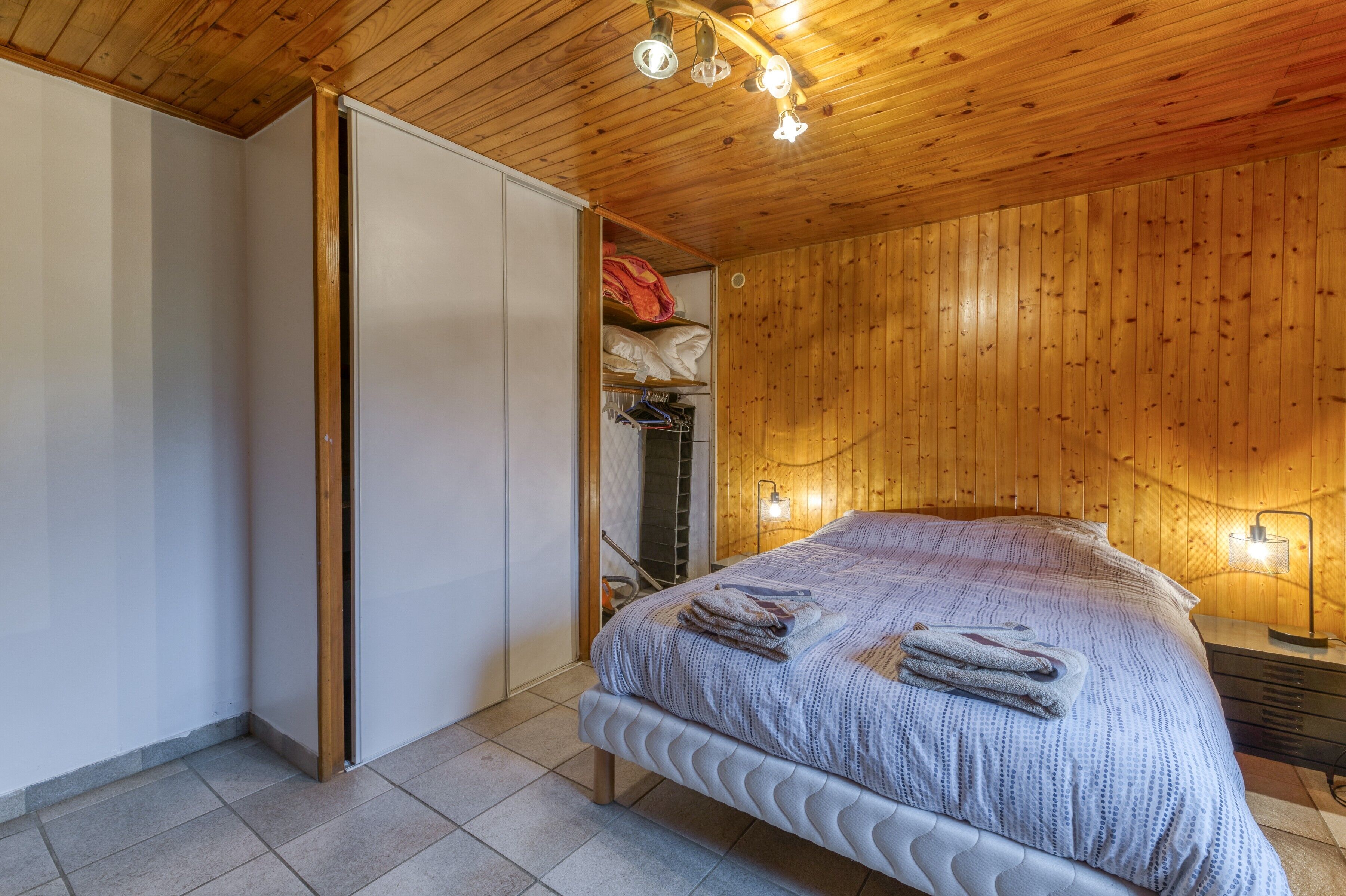 1 chambre, bureau, fer et planche à repasser, Wi-Fi