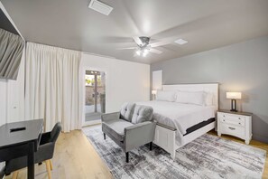 2 habitaciones, escritorio y tabla de planchar con plancha