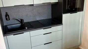 Kühlschrank, Ofen, Herdplatte, Wasserkocher mit Kaffee-/Teezubehör