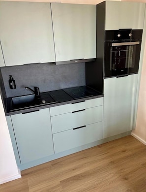 Réfrigérateur, un four, surface de cuisson, cafetiÚre-théiÚre