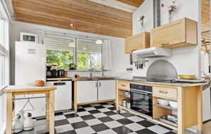 Réfrigérateur, un four, surface de cuisson, lave-vaisselle