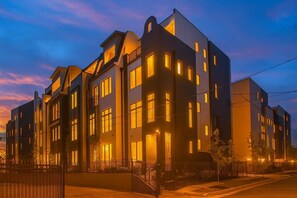 Exterior - 2 Adjacent Luxury Homes Rooftop Decks & Game Rooms (Nashville)