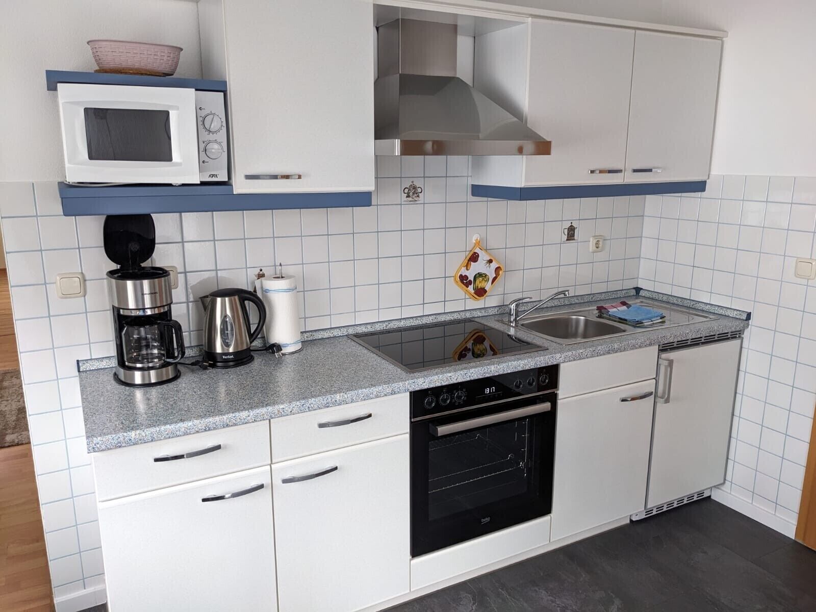 Wasserkocher mit Kaffee-/Teezubehör, Kühlschrank, Mikrowelle, Ofen