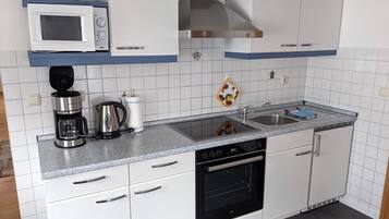 Wasserkocher mit Kaffee-/Teezubehör, Kühlschrank, Mikrowelle, Ofen