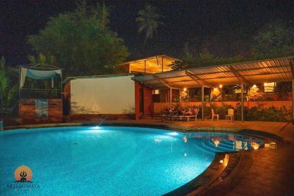 Una piscina al aire libre