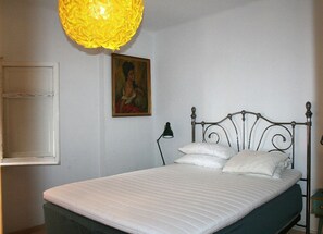 Travel crib, free WiFi, bed sheets
