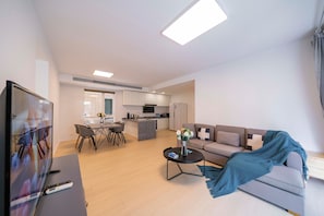 Apartamento superior, 3 quartos, sacada, vista para a cidade | Sala de estar | Smart TV