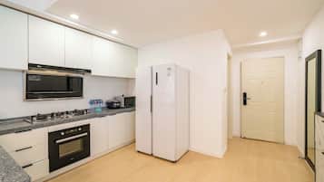 Superior Apartment, 3 Bedrooms, Balcony, City View | Private kitchen