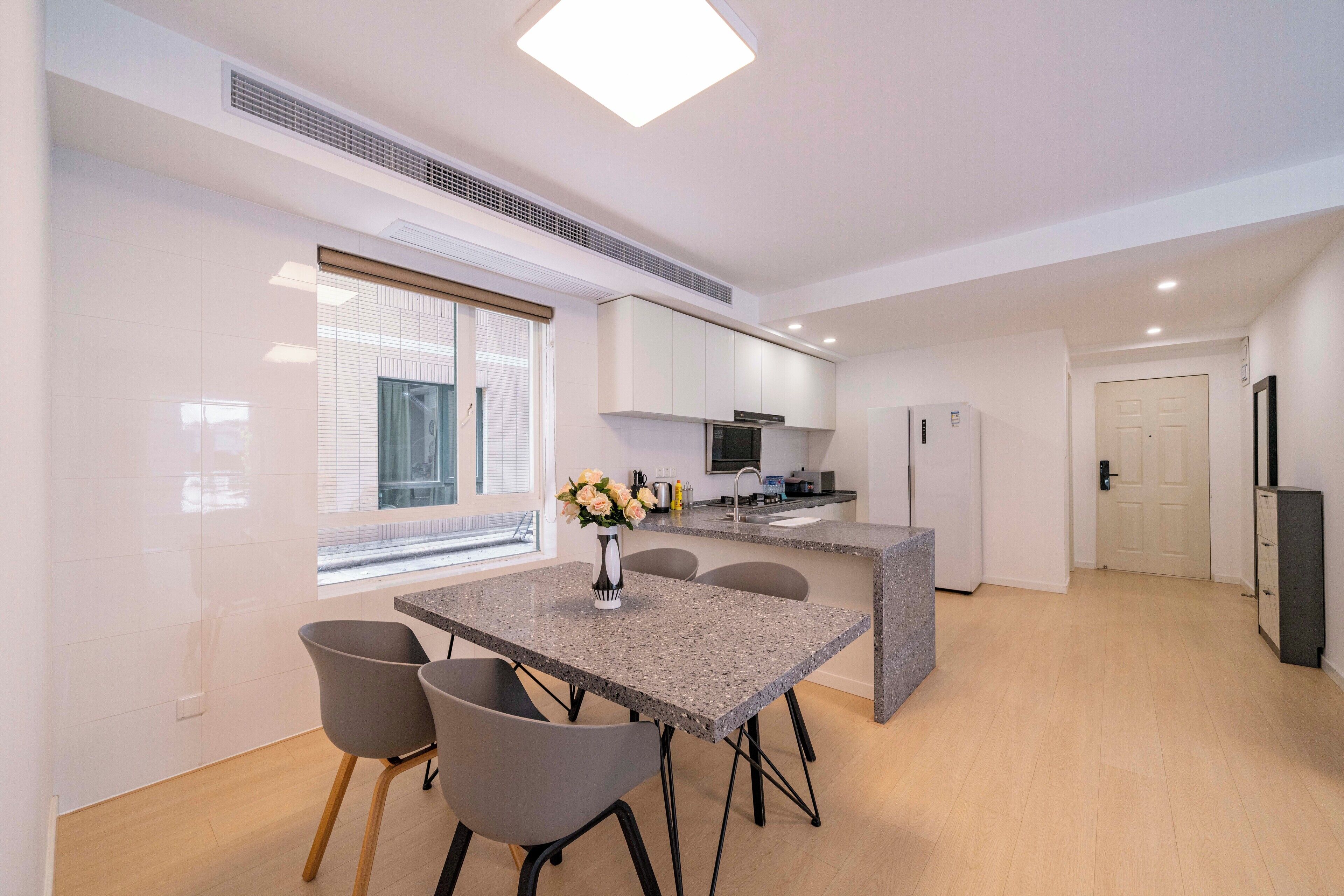 Apartamento superior, 3 habitaciones, balcón, vistas a la ciudad | Sala de estar | Una Smart TV