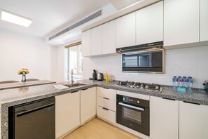 Superior Apartment, 3 Bedrooms, Balcony, City View | Private kitchen