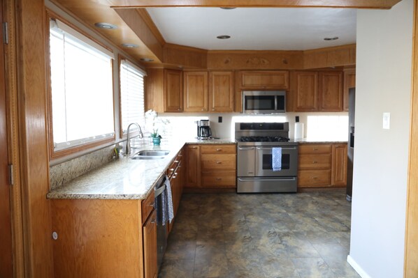 Microwave, oven, stovetop, dishwasher - Spacious 5-bedroom bungalow in amazing San Bernardino with fitness room, AC (San Bernardino)