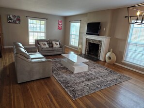 Televisie en een open haard