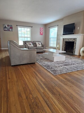 TV, fireplace - Spacious 5-bedroom bungalow in amazing San Bernardino with fitness room, AC (San Bernardino)