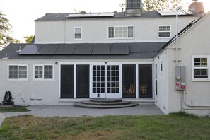 Exterior detail - Spacious 5-bedroom bungalow in amazing San Bernardino with fitness room, AC (San Bernardino)