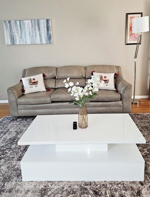 TV, fireplace - Spacious 5-bedroom bungalow in amazing San Bernardino with fitness room, AC (San Bernardino)