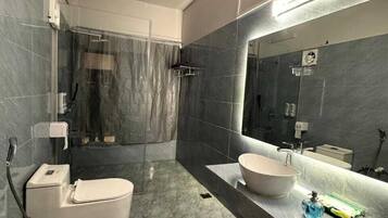 Junior Duplex | Bathroom | Free toiletries, towels, soap, shampoo
