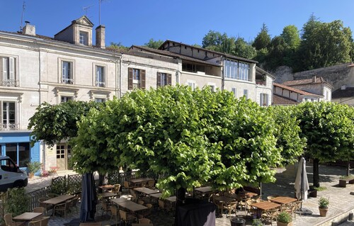 Delightful 2-bedroom townhome in Aubeterre-sur-Dronne ECHOPPE