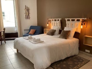 2 soverom, skrivebord, strykejern/-brett og reiseseng for barn