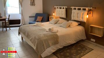 2 chambres, bureau, fer et planche Ă repasser, lit parapluie