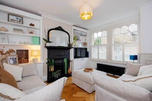 TV - A Teddington Home, by Veeve (London)