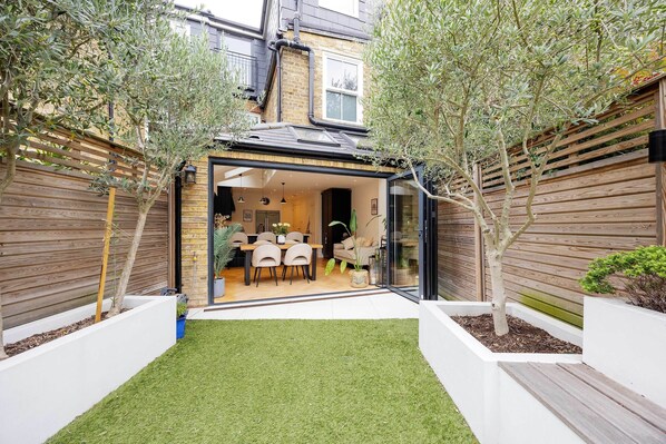 Outdoor dining - A Teddington Home, by Veeve (London)