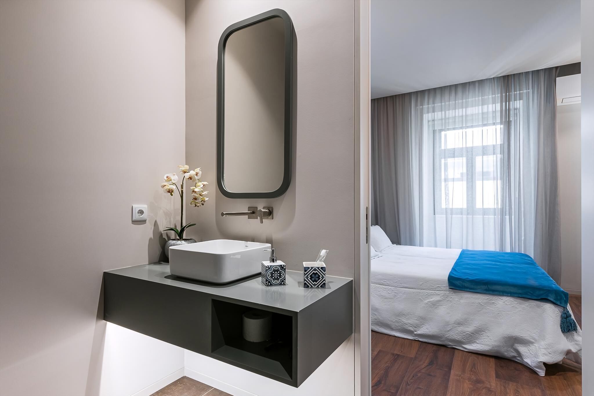Appartement (Standard Room) | Salle de bain | Douche, sèche-cheveux, serviettes fournies, savon
