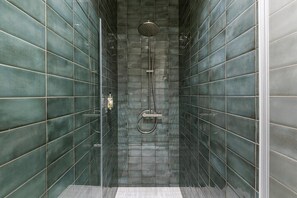 Apartment (Superior Room) | Bathroom | Shower, hair dryer, towels, soap - Guestready - Jardim das Oliveiras Guesthouse (Porto)