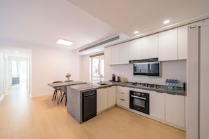 Superior Apartment, 3 Bedrooms, Balcony, City View | Private kitchen