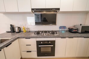 Superior Apartment, 3 Bedrooms, Balcony, City View | Private kitchen