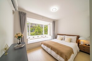 Appartement supérieur, 3 chambres, balcon, vue sur la ville | Fer et planche à repasser, accès au Wi-Fi (inclus)
