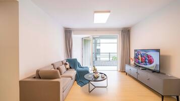 Superior Apartment, 3 Bedrooms, Balcony, City View | Living room | Smart TV