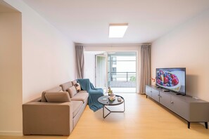 高級公寓, 3 間臥室, 陽台, 城市景觀 | 客廳 | 智慧型電視