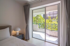 Appartement supérieur, 3 chambres, balcon, vue sur la ville | Fer et planche à repasser, accès au Wi-Fi (inclus)