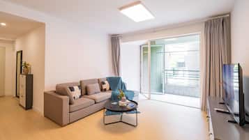 Apartamento superior, 3 quartos, sacada, vista para a cidade | Sala de estar | Smart TV