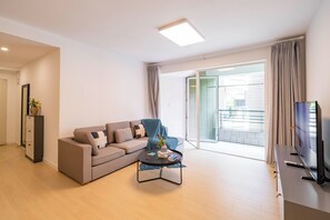 Superior Apartment, 3 Bedrooms, Balcony, City View | Living room | Smart TV