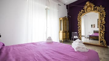 Ropa de cama de alta calidad, muebles diferentes y cortinas blackout